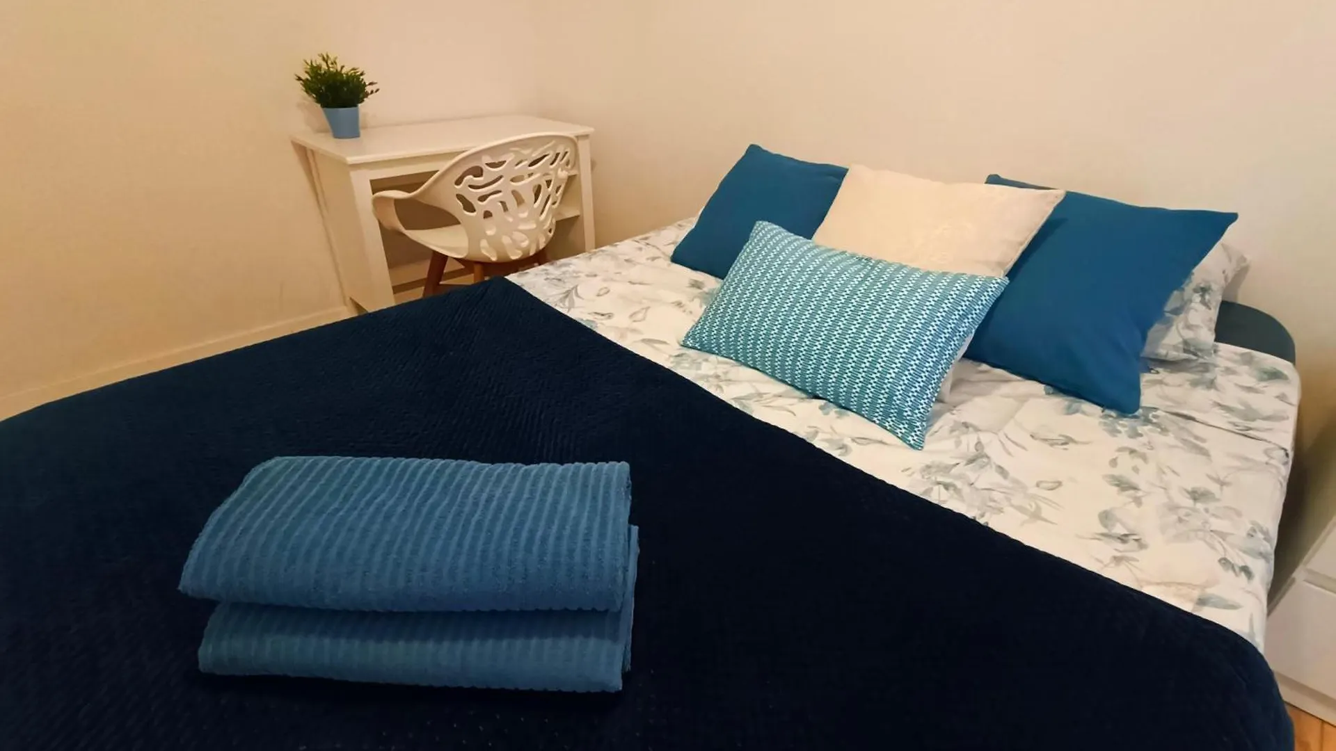 Sharing Flats In Gotico Hostel Barcelona